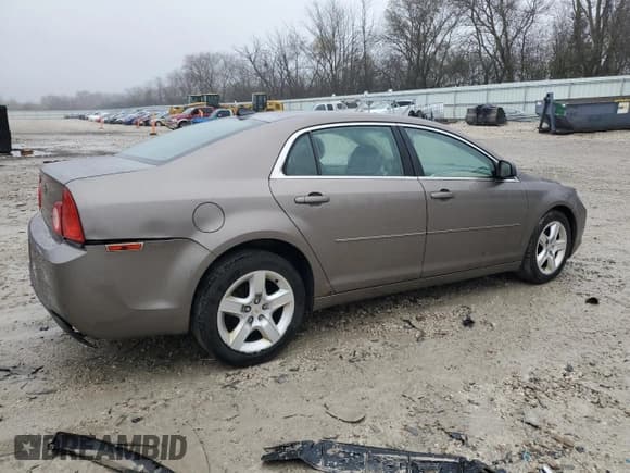 ✅ 2012 Chevrolet Malibu 1LS • VIN: 1G1ZB5E07CF107905 • Lot: 80743964. Wystawiony na Copart z przebiegiem 210 421 mil. Bezpłatny archiwum sprzedaży aukcyjnych z USA i szczegółowy raport historii pojazdu na DreamBid. Zdjęcie 3.