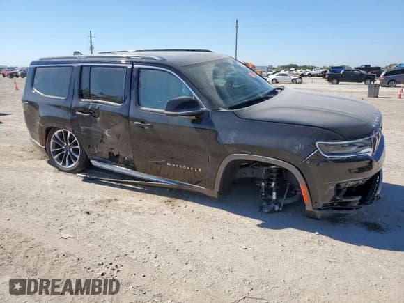 ✅ 2022 Jeep Wagoneer Series III • VIN: 1C4SJUDT2NS213206 • Lot: 85644345. Wystawiony na Copart z przebiegiem 9 201 mil. Bezpłatny archiwum sprzedaży aukcyjnych z USA i szczegółowy raport historii pojazdu na DreamBid. Zdjęcie 4.