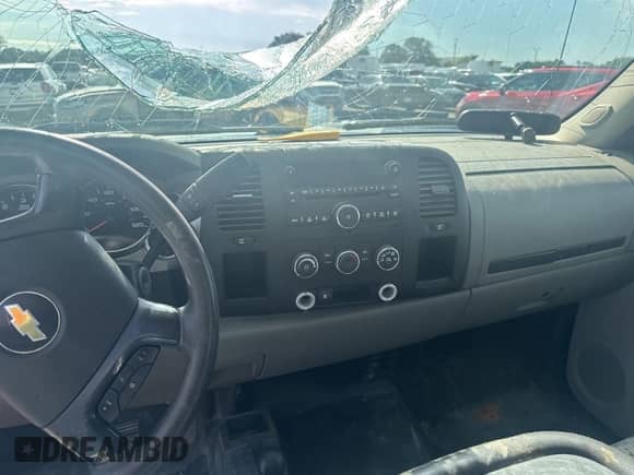 2011 Chevrolet Silverado 2500HD Work Truck z VIN 1GC2KVCG6BZ409790, wystawiony jako IAAI lot #43077709 z przebiegiem 121 279 mil mil oraz . Historia ofert i sprzedaży dostępna na DreamBid. Obrazek 1.