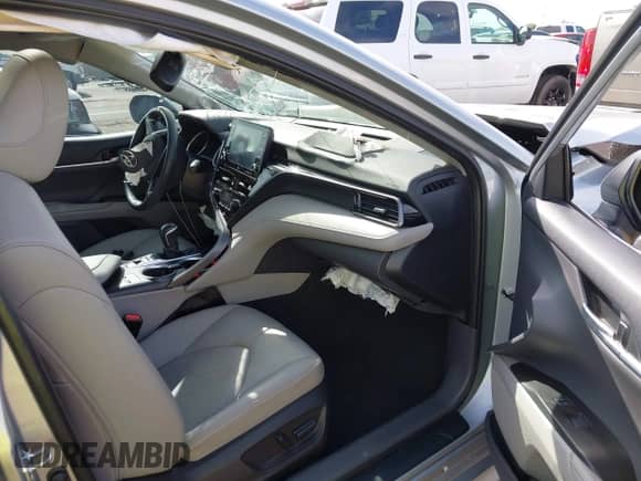 2022 Toyota Camry XLE z VIN 4T1F11AK3NU033583, wystawiony jako IAAI lot #42358589 z przebiegiem 120 000 mil mil oraz . Historia ofert i sprzedaży dostępna na DreamBid. Obrazek 5.