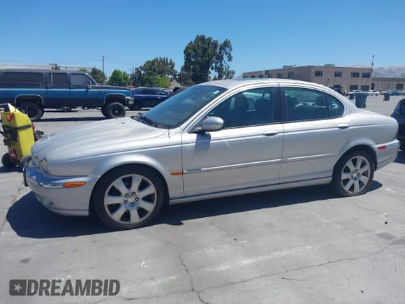 ✅ 2004 Jaguar X-Type • VIN: SAJEA51C14WD75556 • Lot: 42910011. Wystawiony na IAAI z przebiegiem 132 649 mil. Bezpłatny archiwum sprzedaży aukcyjnych z USA i szczegółowy raport historii pojazdu na DreamBid. Zdjęcie 6.