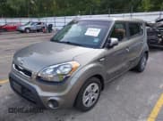 ✅ 2013 Kia Soul • VIN: KNDJT2A58D7623719 • Lot: 42913624. Wystawiony na IAAI z przebiegiem 103 579 mil. Bezpłatny archiwum sprzedaży aukcyjnych z USA i szczegółowy raport historii pojazdu na DreamBid. Zdjęcie 2.