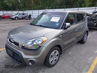 ✅ 2013 Kia Soul • VIN: KNDJT2A58D7623719 • Lot: 42913624. Wystawiony na IAAI z przebiegiem 103 579 mil. Bezpłatny archiwum sprzedaży aukcyjnych z USA i szczegółowy raport historii pojazdu na DreamBid. Zdjęcie 2.