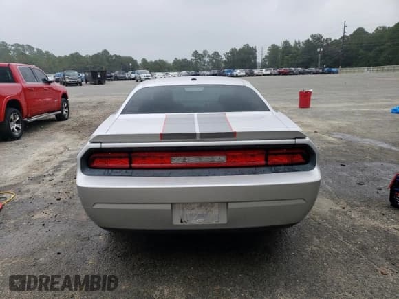 ✅ 2010 Dodge Challenger SE • VIN: 2B3CJ4DVXAH102864 • Lot: 69982754. Wystawiony na Copart z przebiegiem 183 068 mil. Bezpłatny archiwum sprzedaży aukcyjnych z USA i szczegółowy raport historii pojazdu na DreamBid. Zdjęcie 6.