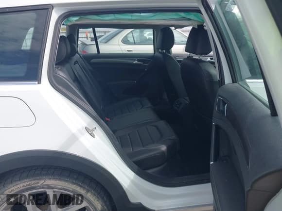 ✅ 2019 Volkswagen Golf S • VIN: 3VWH17AUXKM517653 • Lot: 43159650. Wystawiony na IAAI z przebiegiem 80 980 mil. Bezpłatny archiwum sprzedaży aukcyjnych z USA i szczegółowy raport historii pojazdu na DreamBid. Zdjęcie 8.