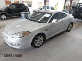 2008 Hyundai Tiburon GS с VIN KMHHM66DX8U296083, выставлен на аукционе IAAI как лот 42611611 с пробегом 164 438 миль миль и . История ставок и продаж доступна на DreamBid. Изображение 2.