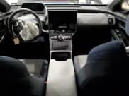 ✅ 2023 Subaru Solterra Premium • VIN: JTMABABA9PA024778 • Лот: 72051413. Опубликован ранее на Copart с пробегом Не указан. Бесплатный доступ к архиву аукционных продаж из США и подробный отчёт об истории автомобиля на DreamBid. Изображение 8.