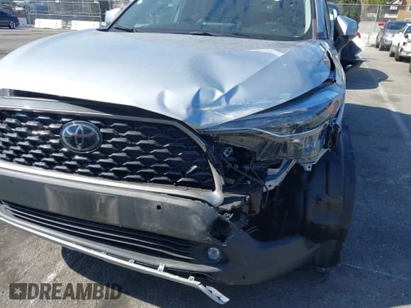 ✅ 2022 Toyota Corolla Cross XLE • VIN: 7MUDAABG9NV033863 • Лот: 41647419. Опубликован ранее на IAAI с пробегом 34 266 миль. Бесплатный доступ к архиву аукционных продаж из США и подробный отчёт об истории автомобиля на DreamBid. Изображение 6.