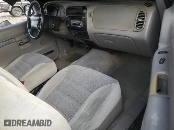 ✅ 1998 Ford Explorer Sport • VIN: 1FMYU24X2WUB61134 • Lot: 63490355. Listed on Copart with 139,846 mi. Free auction sales archive from the USA and detailed vehicle history report at DreamBid. Image 8.