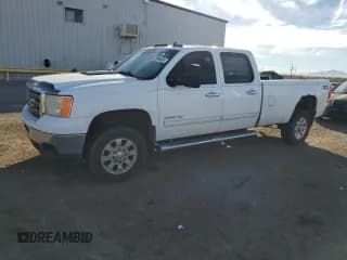 ✅ 2013 GMC Sierra 2500HD SLE • VIN: 1GT120C82DF202678 • Лот: 92993555. Опубликован ранее на Copart с пробегом 428 283 миль. Бесплатный доступ к архиву аукционных продаж из США и подробный отчёт об истории автомобиля на DreamBid. Изображение 1.