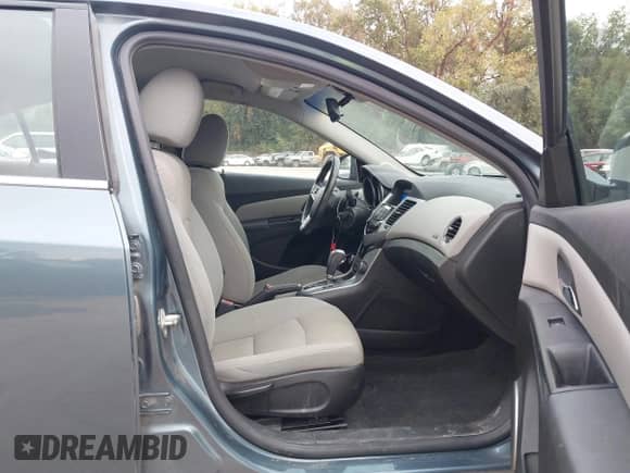 2012 Chevrolet Cruze 1LT z VIN 1G1PF5SC5C7240568, wystawiony jako IAAI lot #43441891 z przebiegiem 100 950 mil mil oraz . Historia ofert i sprzedaży dostępna na DreamBid. Obrazek 5.