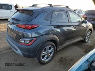 ✅ 2022 Hyundai Kona SEL • VIN: KM8K6CAB1NU758420 • Лот: 71262364. Опубликован ранее на Copart с пробегом 22 443 миль. Бесплатный доступ к архиву аукционных продаж из США и подробный отчёт об истории автомобиля на DreamBid. Изображение 3.