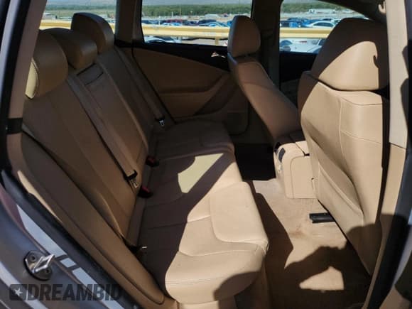 ✅ 2008 Volkswagen Passat Komfort • VIN: WVWLK73C28E133881 • Lot: 84439565. Listed on Copart with 203,438 mi. Free auction sales archive from the USA and detailed vehicle history report at DreamBid. Image 10.