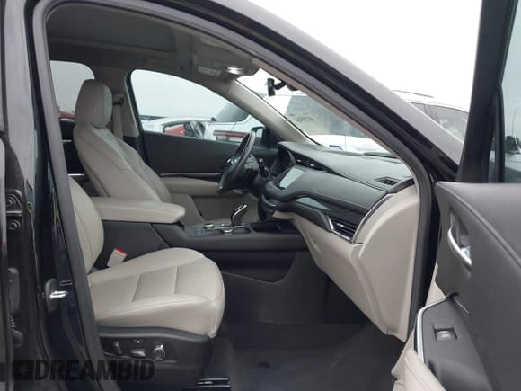 ✅ 2020 Cadillac XT4 FWD Premium Luxury • VIN: 1GYFZCR48LF142955 • Lot: 41255161. Wystawiony na IAAI z przebiegiem 39 830 mil. Bezpłatny archiwum sprzedaży aukcyjnych z USA i szczegółowy raport historii pojazdu na DreamBid. Zdjęcie 5.