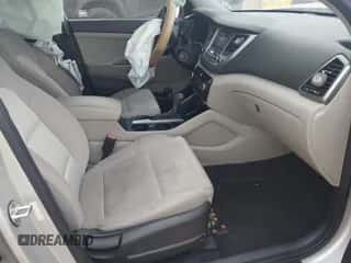 2017 Hyundai Tucson SE z VIN KM8J33A44HU400464, wystawiony jako IAAI lot #43404828 z przebiegiem 155 489 mil mil oraz . Historia ofert i sprzedaży dostępna na DreamBid. Obrazek 5.