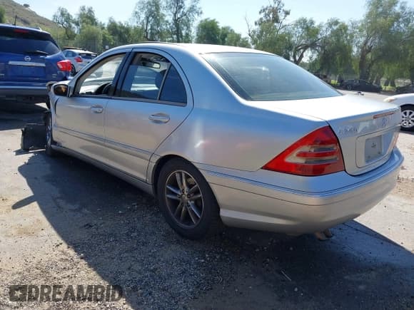 ✅ 2004 Mercedes-Benz C 240 • VIN: WDBRF61JX4A624676 • Lot: 41708324. Wystawiony na IAAI z przebiegiem 251 407 mil. Bezpłatny archiwum sprzedaży aukcyjnych z USA i szczegółowy raport historii pojazdu na DreamBid. Zdjęcie 3.