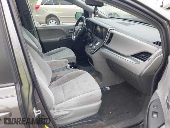 ✅ 2017 Toyota Sienna LE Auto Access Seat • VIN: 5TDKZ3DCXHS795474 • Lot: 43324268. Wystawiony na IAAI z przebiegiem 114 639 mil. Bezpłatny archiwum sprzedaży aukcyjnych z USA i szczegółowy raport historii pojazdu na DreamBid. Zdjęcie 5.