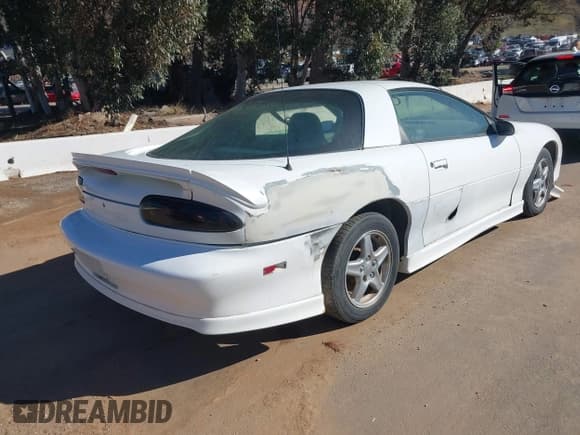 ✅ 2000 Chevrolet Camaro • VIN: 2G1FP22K2Y2151957 • Lot: 43775707. Wystawiony na IAAI z przebiegiem 147 122 mil. Bezpłatny archiwum sprzedaży aukcyjnych z USA i szczegółowy raport historii pojazdu na DreamBid. Zdjęcie 4.