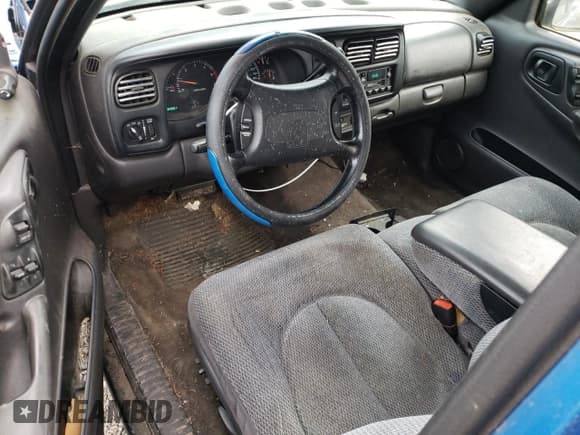 ✅ 1999 Dodge Dakota SLT • VIN: 1B7GL22X5XS207736 • Lot: 42440975. Wystawiony na Copart z przebiegiem 194 001 mil. Bezpłatny archiwum sprzedaży aukcyjnych z USA i szczegółowy raport historii pojazdu na DreamBid. Zdjęcie 8.