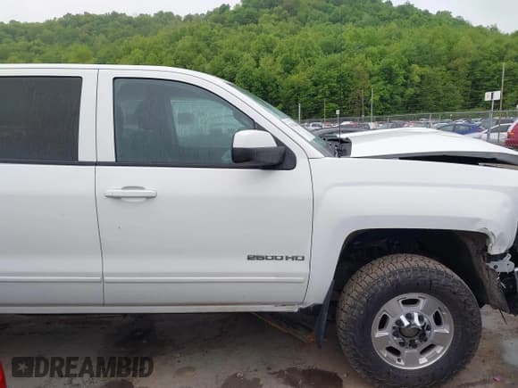 ✅ 2015 Chevrolet Silverado 2500HD LT • VIN: 1GC1KVEG7FF624370 • Lot: 39313846. Wystawiony na IAAI z przebiegiem 154 519 mil. Bezpłatny archiwum sprzedaży aukcyjnych z USA i szczegółowy raport historii pojazdu na DreamBid. Zdjęcie 13.