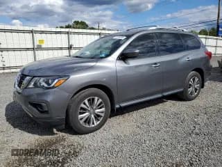 ✅ 2020 Nissan Pathfinder S • VIN: 5N1DR2AM7LC598672 • Lot: 70783655. Wystawiony na Copart z przebiegiem 74 587 mil. Bezpłatny archiwum sprzedaży aukcyjnych z USA i szczegółowy raport historii pojazdu na DreamBid. Zdjęcie 1.