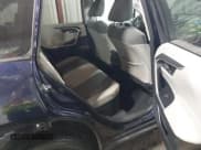 ✅ 2021 Toyota RAV4 Hybrid XLE • VIN: 4T3R6RFV7MU009101 • Lot: 43497920. Wystawiony na IAAI z przebiegiem 59 947 mil. Bezpłatny archiwum sprzedaży aukcyjnych z USA i szczegółowy raport historii pojazdu na DreamBid. Zdjęcie 8.