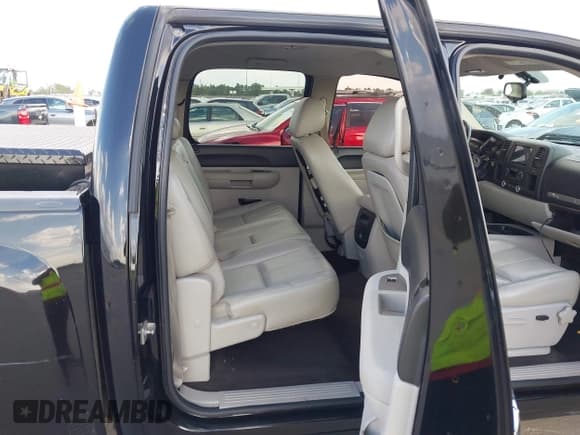 ✅ 2011 Chevrolet Silverado 1500 LT • VIN: 3GCPCSE09BG199316 • Lot: 43499589. Listed on IAAI with 203,616 mi. Free auction sales archive from the USA and detailed vehicle history report at DreamBid. Image 8.