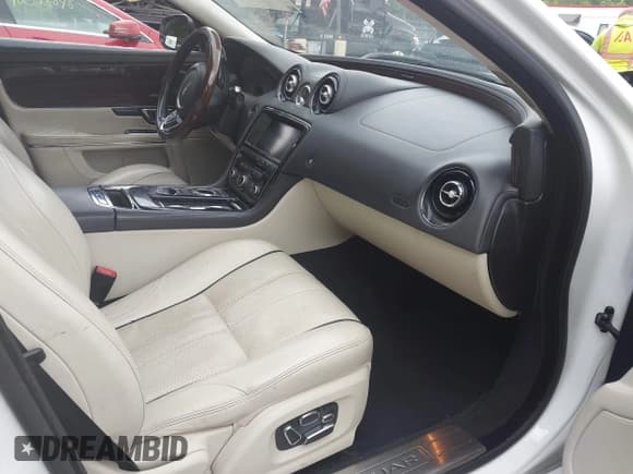 ✅ 2015 Jaguar XJ Portfolio • VIN: SAJWJ2GD2F8V90256 • Lot: 42311335. Listed on IAAI with 123,299 mi. Free auction sales archive from the USA and detailed vehicle history report at DreamBid. Image 5.
