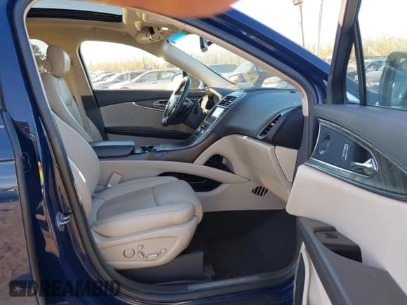 ✅ 2019 Lincoln Nautilus Reserve • VIN: 2LMPJ8L99KBL45551 • Lot: 43702596. Listed on IAAI with 70,956 mi. Free auction sales archive from the USA and detailed vehicle history report at DreamBid. Image 5.