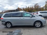 ✅ 2012 Toyota Sienna LE • VIN: 5TDKK3DC5CS201628 • Lot: 43640805. Wystawiony na IAAI z przebiegiem 104 449 mil. Bezpłatny archiwum sprzedaży aukcyjnych z USA i szczegółowy raport historii pojazdu na DreamBid. Zdjęcie 13.