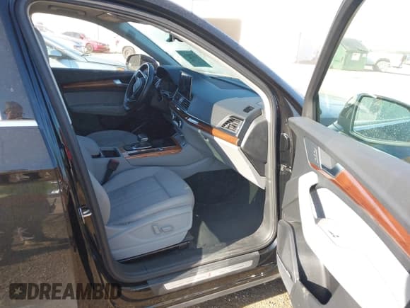 ✅ 2022 Audi Q5 S line Premium Plus • VIN: WA1EAAFY4N2085386 • Lot: 43325714. Wystawiony na IAAI z przebiegiem 20 951 mil. Bezpłatny archiwum sprzedaży aukcyjnych z USA i szczegółowy raport historii pojazdu na DreamBid. Zdjęcie 5.