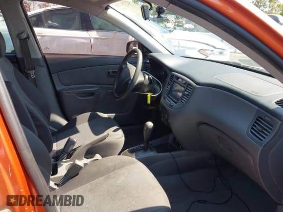 ✅ 2009 Kia Rio LX • VIN: KNADE223196547176 • Lot: 42754750. Wystawiony na IAAI z przebiegiem 111 006 mil. Bezpłatny archiwum sprzedaży aukcyjnych z USA i szczegółowy raport historii pojazdu na DreamBid. Zdjęcie 5.