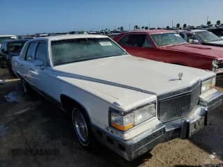 ✅ 1990 Cadillac Brougham • VIN: 1G6DW54Y6LR711203 • Lot: 76484634. Wystawiony na Copart z przebiegiem 121 310 mil. Bezpłatny archiwum sprzedaży aukcyjnych z USA i szczegółowy raport historii pojazdu na DreamBid. Zdjęcie 4.