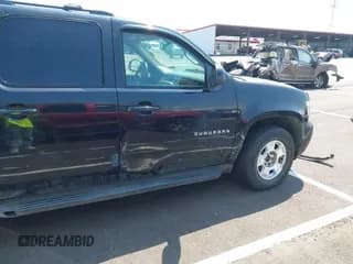 ✅ 2011 Chevrolet Suburban LT • VIN: 1GNSKJE34BR151246 • Lot: 42520210. Wystawiony na IAAI z przebiegiem 239 240 mil. Bezpłatny archiwum sprzedaży aukcyjnych z USA i szczegółowy raport historii pojazdu na DreamBid. Zdjęcie 1.