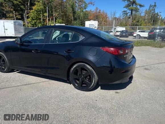 ✅ 2015 Mazda 3 i Touring • VIN: 3MZBM1V74FM132996 • Лот: 84838015. Опубликован ранее на Copart с пробегом 230 000 миль. Бесплатный доступ к архиву аукционных продаж из США и подробный отчёт об истории автомобиля на DreamBid. Изображение 3.