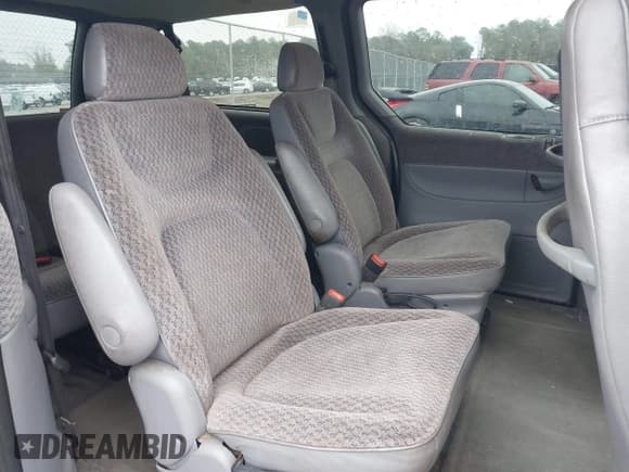 ✅ 2000 Dodge Caravan SE • VIN: 1B4GP44G9YB734075 • Lot: 43837030. Listed on IAAI with 213,555 mi. Free auction sales archive from the USA and detailed vehicle history report at DreamBid. Image 8.