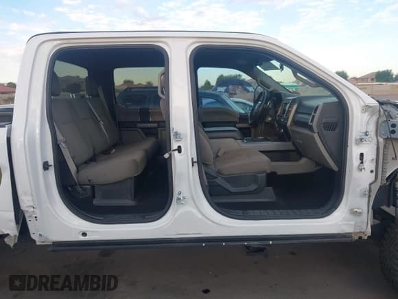 ✅ 2019 Ford F-250 XL • VIN: 1FT7W2BT4KEC80026 • Lot: 43401211. Wystawiony na IAAI z przebiegiem 96 514 mil. Bezpłatny archiwum sprzedaży aukcyjnych z USA i szczegółowy raport historii pojazdu na DreamBid. Zdjęcie 14.