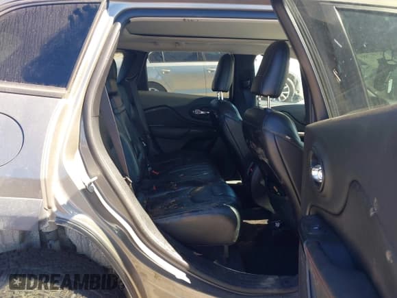 ✅ 2019 Jeep Cherokee Trailhawk • VIN: 1C4PJMBX1KD251067 • Lot: 43497885. Wystawiony na IAAI z przebiegiem 110 215 mil. Bezpłatny archiwum sprzedaży aukcyjnych z USA i szczegółowy raport historii pojazdu na DreamBid. Zdjęcie 8.