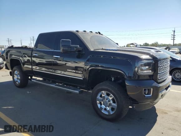 ✅ 2018 GMC Sierra 3500HD Denali • VIN: 1GT42YEY5JF284944 • Lot: 68956745. Wystawiony na Copart z przebiegiem 108 693 mil. Bezpłatny archiwum sprzedaży aukcyjnych z USA i szczegółowy raport historii pojazdu na DreamBid. Zdjęcie 4.