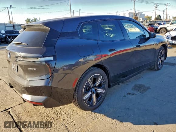 ✅ 2024 BMW iX xDrive50 • VIN: WB523CF04RCN74259 • Lot: 96496275. Wystawiony na Copart z przebiegiem 17 068 mil. Bezpłatny archiwum sprzedaży aukcyjnych z USA i szczegółowy raport historii pojazdu na DreamBid. Zdjęcie 3.