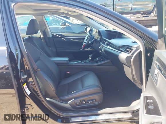 ✅ 2016 Lexus ES 330 • VIN: 58ABK1GG2GU010029 • Lot: 43020726. Listed on IAAI with 131,046 mi. Free auction sales archive from the USA and detailed vehicle history report at DreamBid. Image 5.