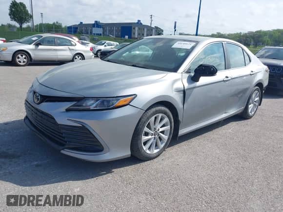 2021 Toyota Camry LE z VIN 4T1C11BK2MU027838, wystawiony jako IAAI lot #39140621 z przebiegiem 57 812 mil mil oraz . Historia ofert i sprzedaży dostępna na DreamBid. Obrazek 18.