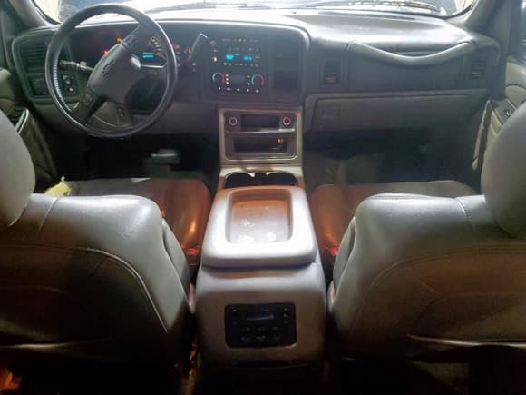 ✅ 2005 Chevrolet Suburban LT • VIN: 3GNEC16Z45G181056 • Лот: 56736275. Опубликован ранее на Copart с пробегом 199 540 миль. Бесплатный доступ к архиву аукционных продаж из США и подробный отчёт об истории автомобиля на DreamBid. Изображение 8.