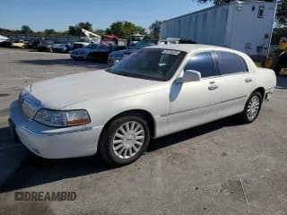 ✅ 2003 Lincoln Town Car Cartier • VIN: 1LNHM83W13Y610366 • Лот: 93138225. Опубликован ранее на Copart с пробегом 142 594 миль. Бесплатный доступ к архиву аукционных продаж из США и подробный отчёт об истории автомобиля на DreamBid. Изображение 1.