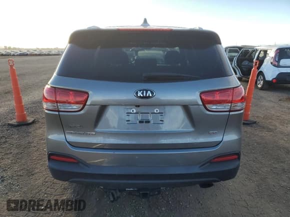 ✅ 2018 Kia Sorento L • VIN: 5XYPG4A35JG412212 • Lot: 86262505. Listed on Copart with 116,818 mi. Free auction sales archive from the USA and detailed vehicle history report at DreamBid. Image 6.