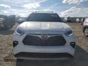 ✅ 2023 Toyota Highlander Hybrid Platinum • VIN: 5TDEBRCH2PS122243 • Lot: 84739785. Wystawiony na Copart z przebiegiem 39 106 mil. Bezpłatny archiwum sprzedaży aukcyjnych z USA i szczegółowy raport historii pojazdu na DreamBid. Zdjęcie 5.