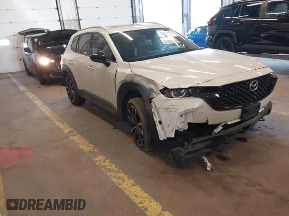 ✅ 2023 Mazda CX-50 S Premium Plus • VIN: 7MMVABEM5PN137829 • Lot: 42100783. Wystawiony na IAAI z przebiegiem 22 209 mil. Bezpłatny archiwum sprzedaży aukcyjnych z USA i szczegółowy raport historii pojazdu na DreamBid. Zdjęcie 1.