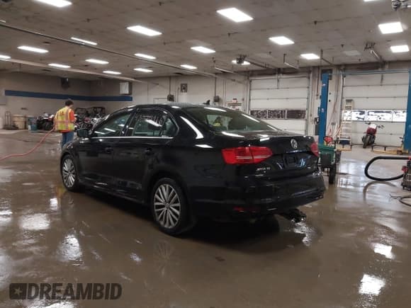 ✅ 2015 Volkswagen Jetta SE • VIN: 3VWD17AJ1FM319831 • Лот: 43329916. Опубликован ранее на IAAI с пробегом 101 992 миль. Бесплатный доступ к архиву аукционных продаж из США и подробный отчёт об истории автомобиля на DreamBid. Изображение 3.