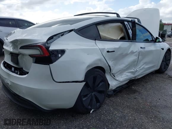 ✅ 2024 Tesla Model 3 • VIN: 5YJ3E1EA1RF870022 • Lot: 43375546. Wystawiony na IAAI z przebiegiem 9 078 mil. Bezpłatny archiwum sprzedaży aukcyjnych z USA i szczegółowy raport historii pojazdu na DreamBid. Zdjęcie 19.