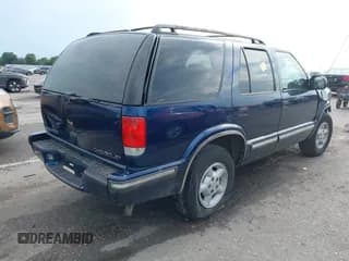 ✅ 1999 Chevrolet Blazer LS • VIN: 1GNDT13W3X2252748 • Lot: 42976073. Wystawiony na IAAI z przebiegiem 140 132 mil. Bezpłatny archiwum sprzedaży aukcyjnych z USA i szczegółowy raport historii pojazdu na DreamBid. Zdjęcie 4.